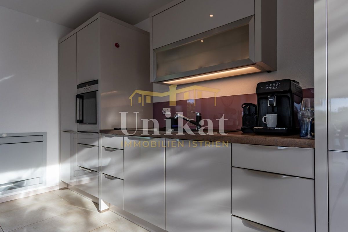 Luksuzna hiša z garažo v kleti - 3 km do morja